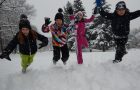 Otroci uživali na snegu